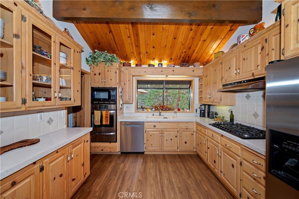 Image 12 of property listing at 2358 Rim Of The World, Running Springs, CA 92382