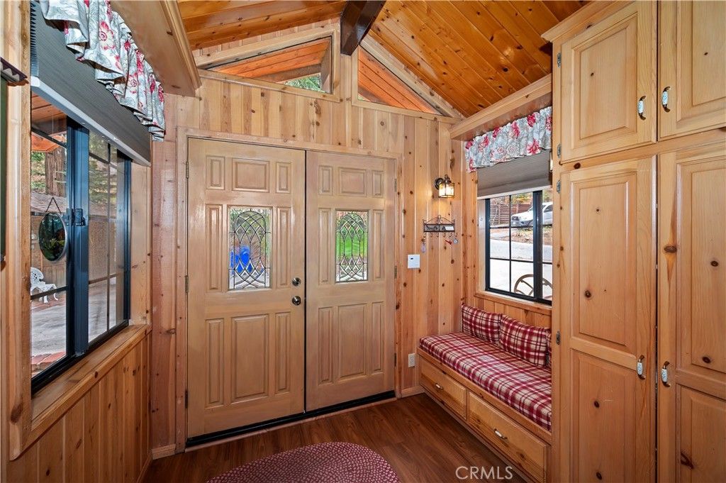 Image 5 of property listing at 2358 Rim Of The World, Running Springs, CA 92382