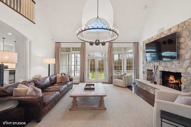 383 County Line Road, Barrington Hills, IL 60010
