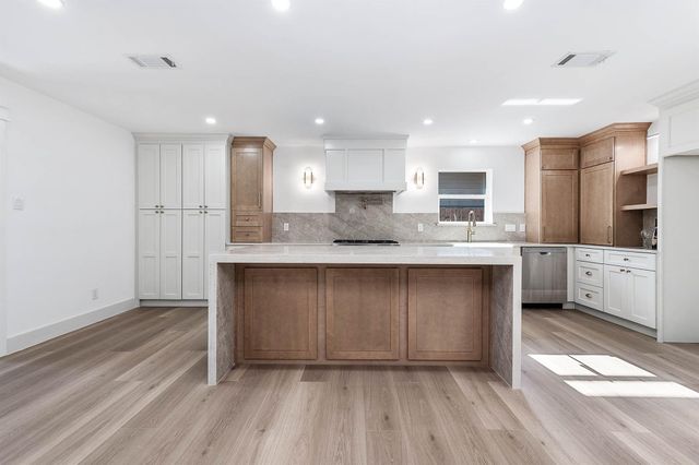 5507 Valkeith Drive, Houston, TX 77096