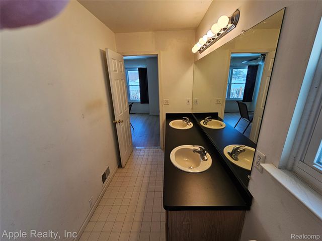 1179 Oaklawn Drive, Pontiac, MI 48341