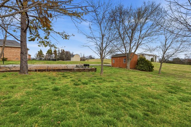 415 Woodlands Dr, Gallatin, TN 37066