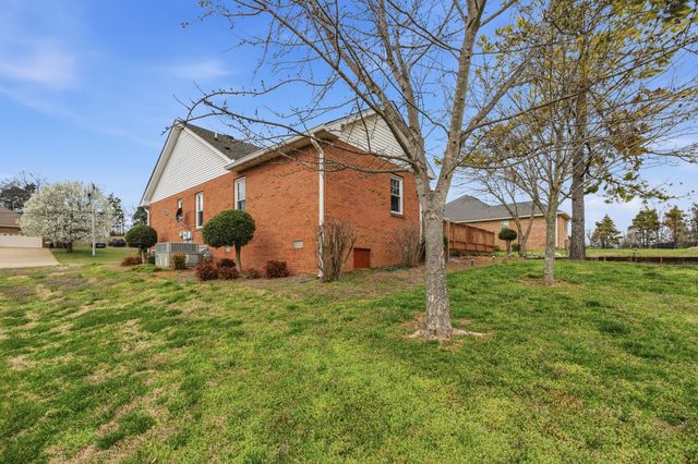 415 Woodlands Dr, Gallatin, TN 37066