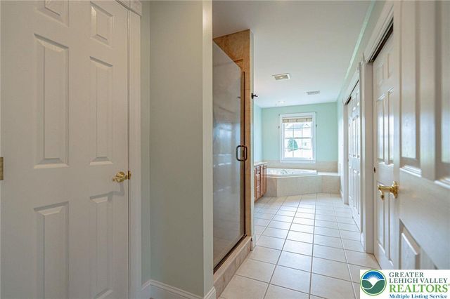 4123 Wyndemere Circle East, Lowhill Twp, PA 18078