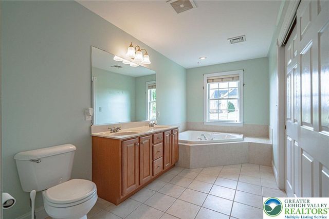 4123 Wyndemere Circle East, Lowhill Twp, PA 18078