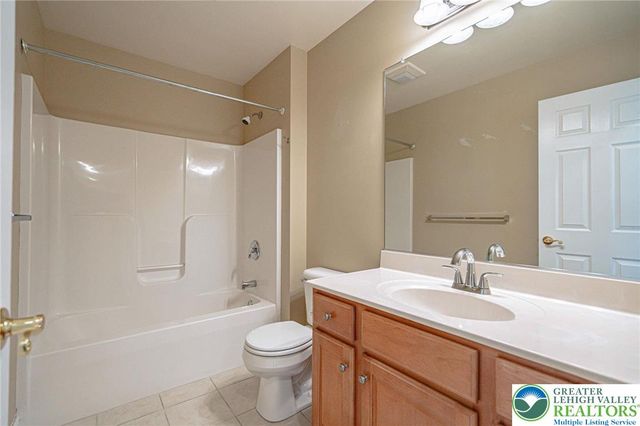 4123 Wyndemere Circle East, Lowhill Twp, PA 18078