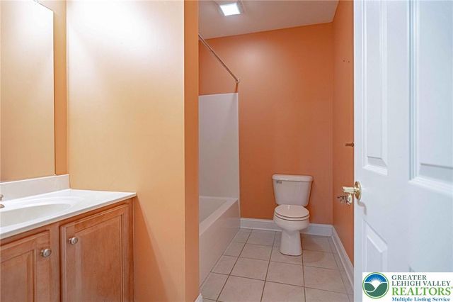 4123 Wyndemere Circle East, Lowhill Twp, PA 18078