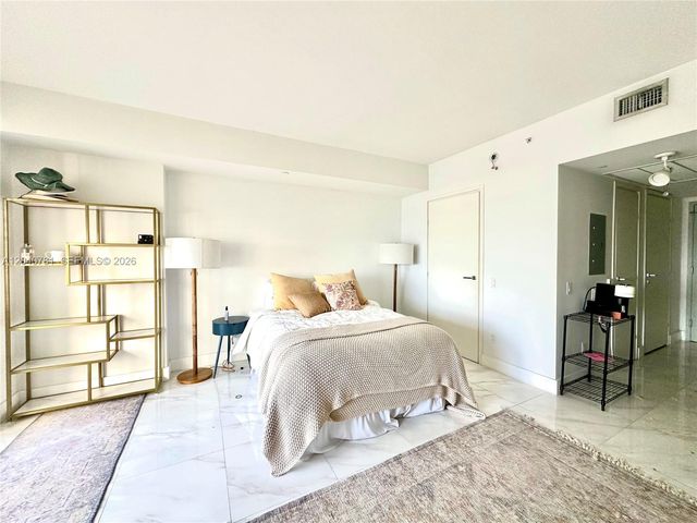 1300 Brickell Bay Dr 2106, Miami, FL 33131