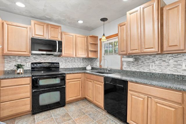 8 Beauchesne Drive, Hooksett, NH 03106
