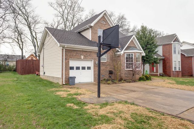 1718 University Dr, Columbia, TN 38401
