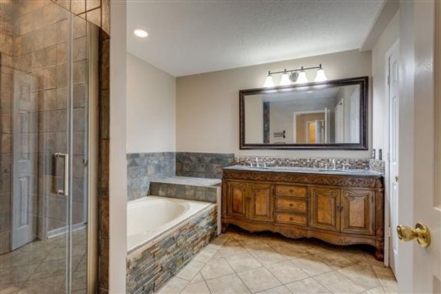 1718 University Dr, Columbia, TN 38401