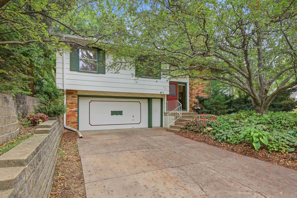 141 Oakwood Drive, New Brighton, MN 55112