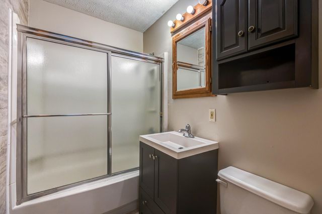 856 Vassar Dr, Salina, KS 67401