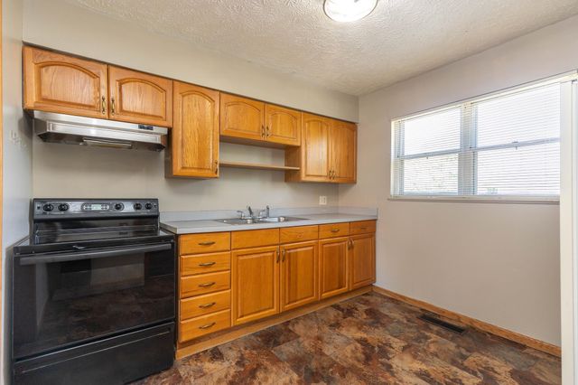 856 Vassar Dr, Salina, KS 67401
