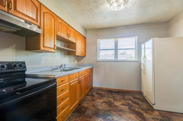 856 Vassar Dr, Salina, KS 67401
