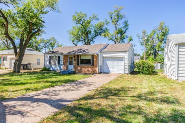 856 Vassar Dr, Salina, KS 67401