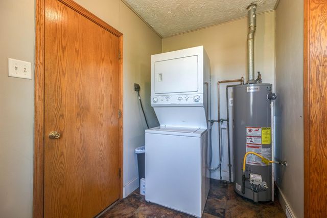856 Vassar Dr, Salina, KS 67401