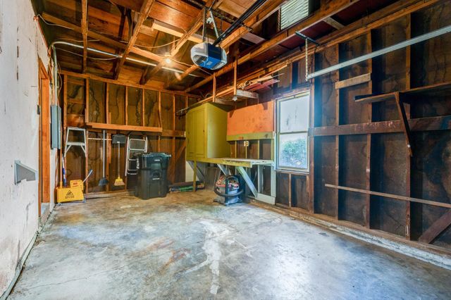 856 Vassar Dr, Salina, KS 67401