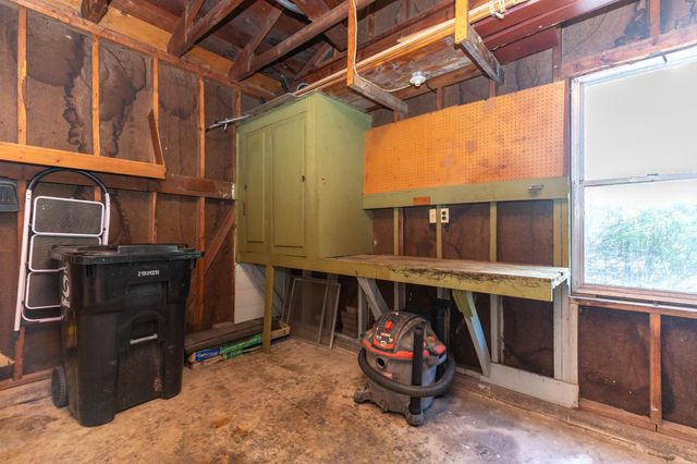 856 Vassar Dr, Salina, KS 67401