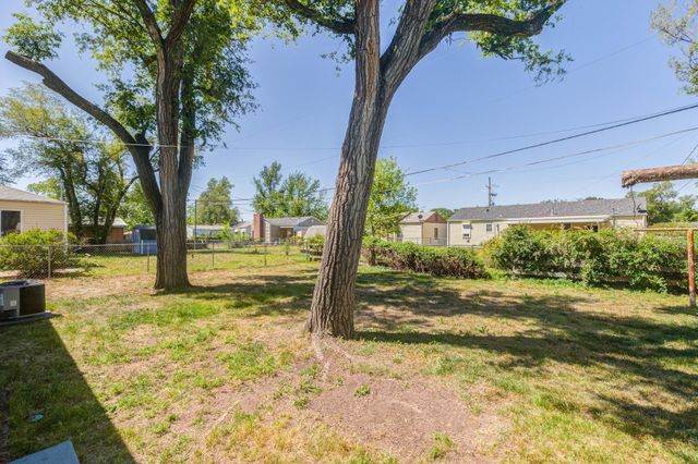 856 Vassar Dr, Salina, KS 67401