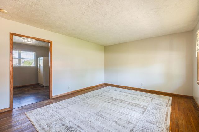 856 Vassar Dr, Salina, KS 67401