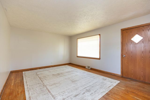 856 Vassar Dr, Salina, KS 67401