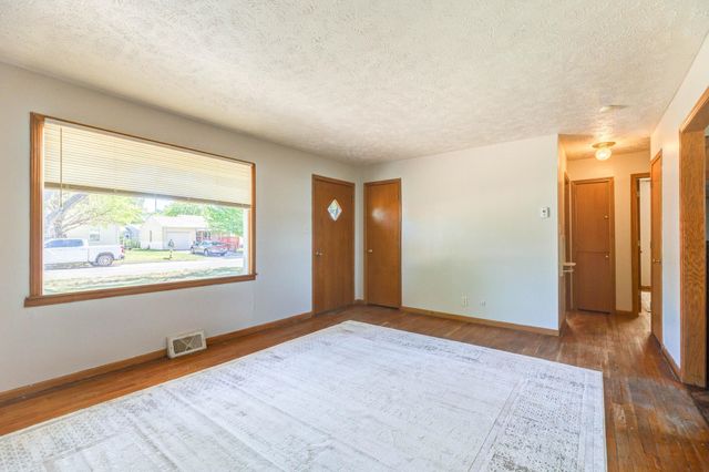 856 Vassar Dr, Salina, KS 67401