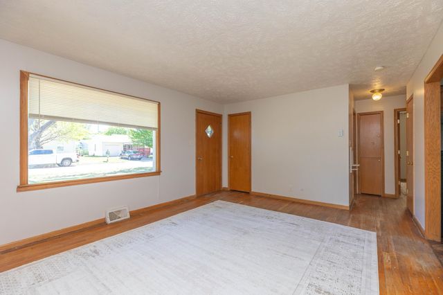 856 Vassar Dr, Salina, KS 67401