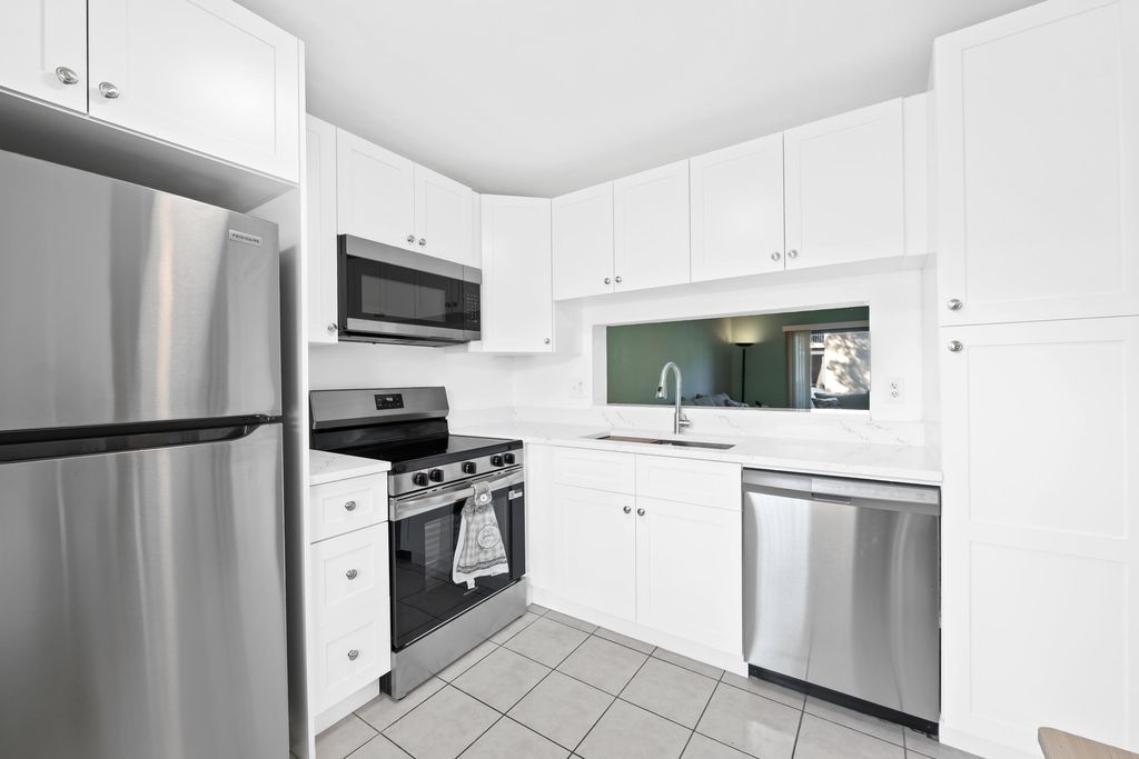 5570 Lakeside Drive 102, Margate, FL 33063