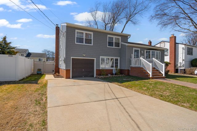 572 S Bayview Avenue, Freeport, NY 11520