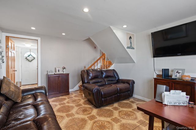 572 S Bayview Avenue, Freeport, NY 11520