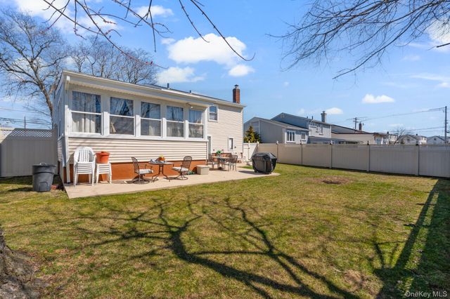 572 S Bayview Avenue, Freeport, NY 11520