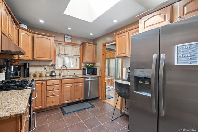 572 S Bayview Avenue, Freeport, NY 11520