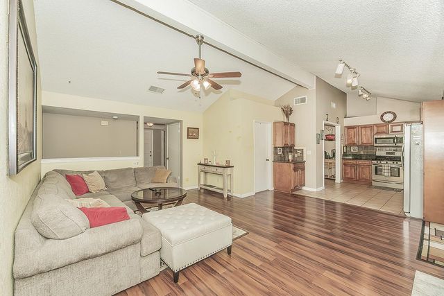 1908 E Niles Avenue, Fresno, CA 93720
