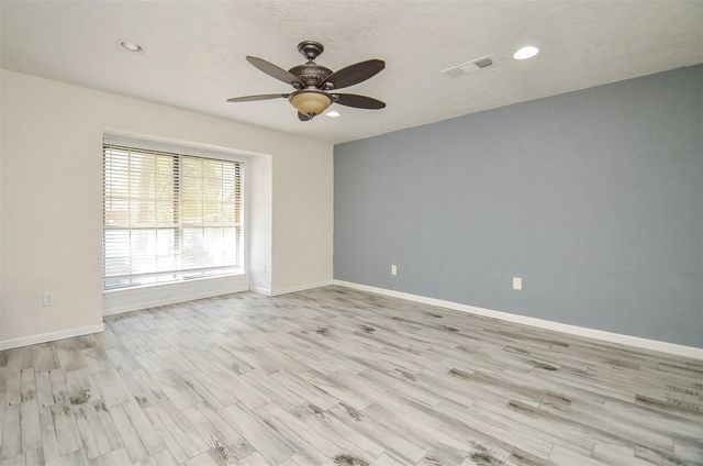 2711 Williamsburg Drive, Dickinson, TX 77539