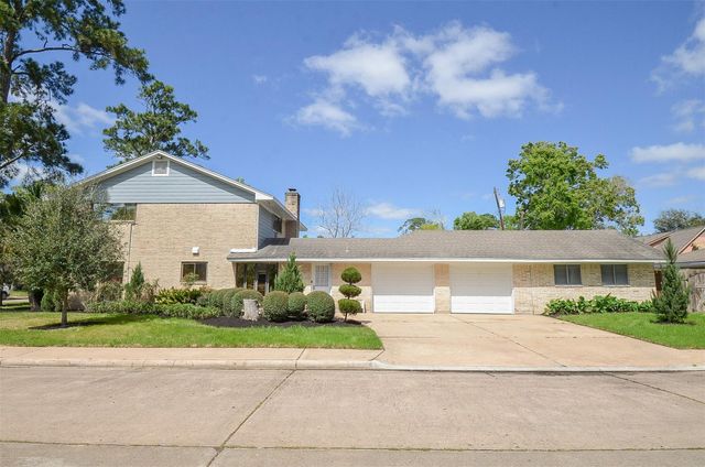 2711 Williamsburg Drive, Dickinson, TX 77539