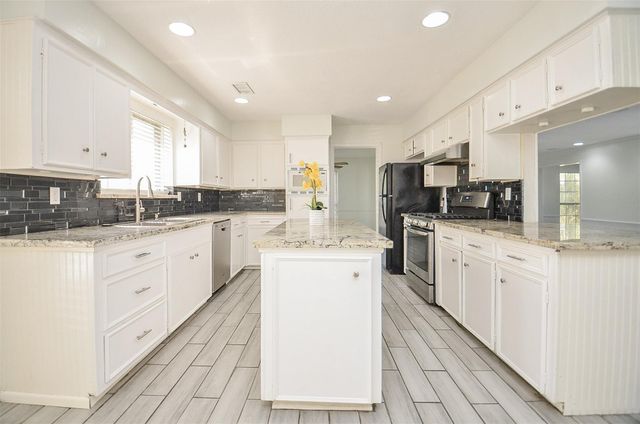 2711 Williamsburg Drive, Dickinson, TX 77539