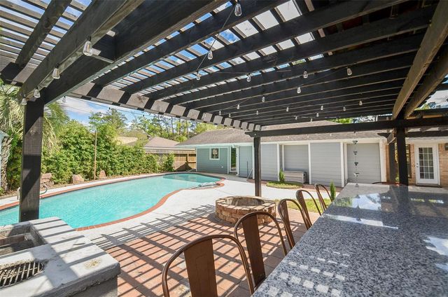 2711 Williamsburg Drive, Dickinson, TX 77539