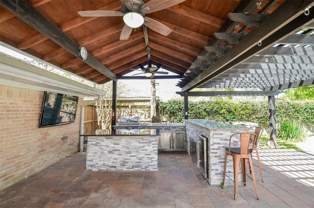 2711 Williamsburg Drive, Dickinson, TX 77539