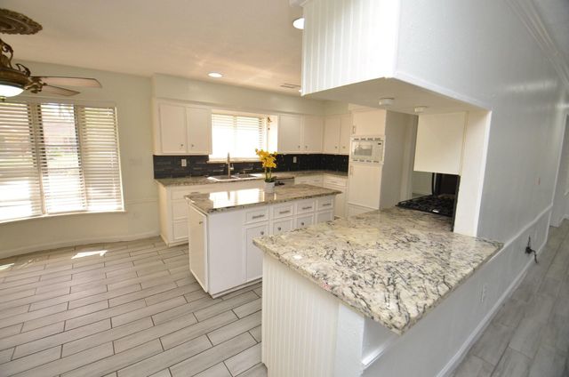 2711 Williamsburg Drive, Dickinson, TX 77539