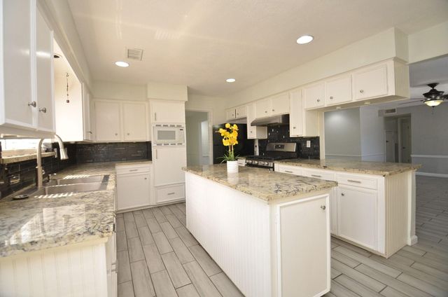 2711 Williamsburg Drive, Dickinson, TX 77539