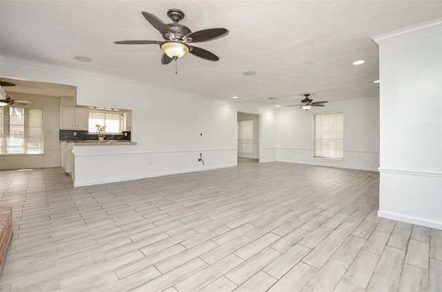 2711 Williamsburg Drive, Dickinson, TX 77539