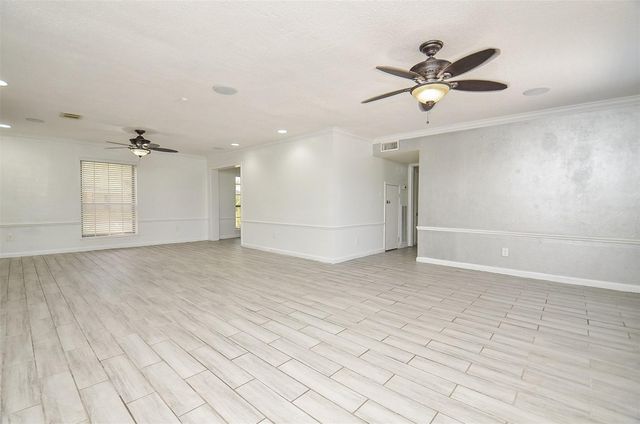 2711 Williamsburg Drive, Dickinson, TX 77539