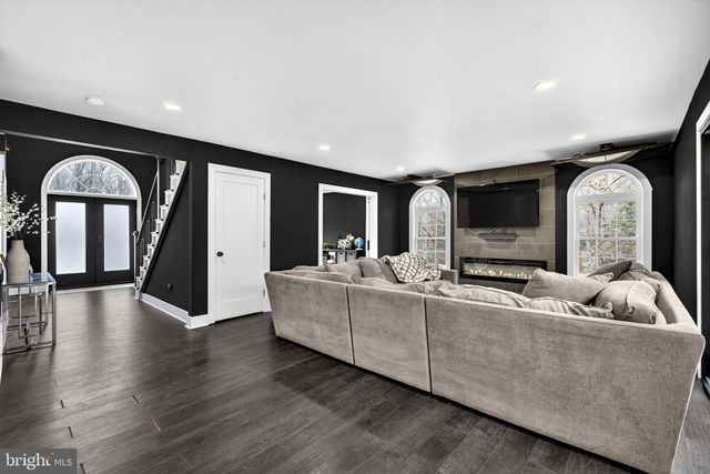 6658 FOX DEN RD, Manassas, VA 20112