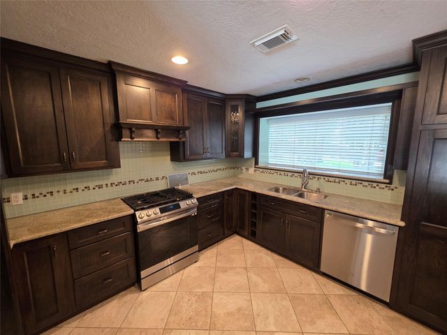 16806 Sandypine Circle, Spring, TX 77379