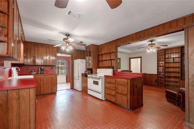 118 Pine Ridge Lane, Huntsville, TX 77340