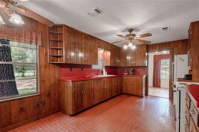 118 Pine Ridge Lane, Huntsville, TX 77340