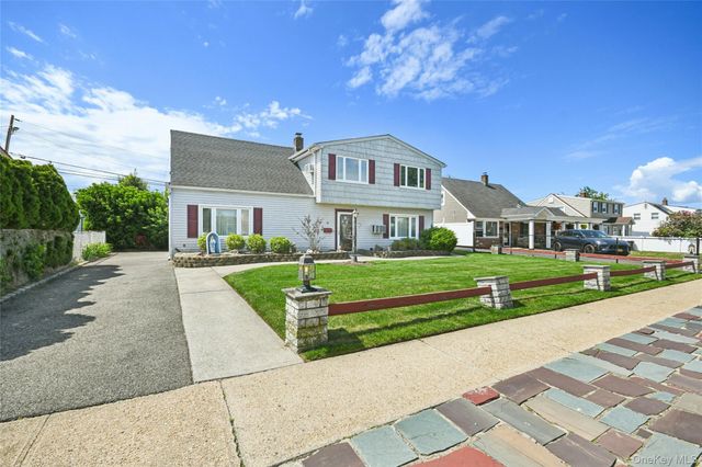 16 Sycamore Lane, Levittown, NY 11756