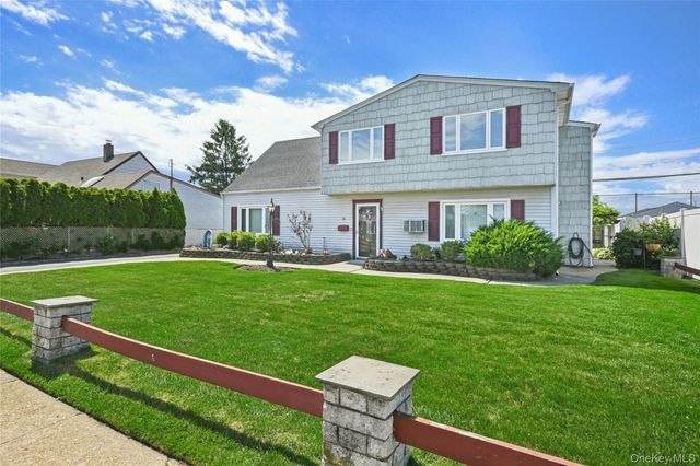 16 Sycamore Lane, Levittown, NY 11756