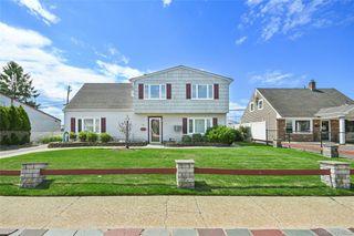 16 Sycamore Lane, Levittown, NY 11756